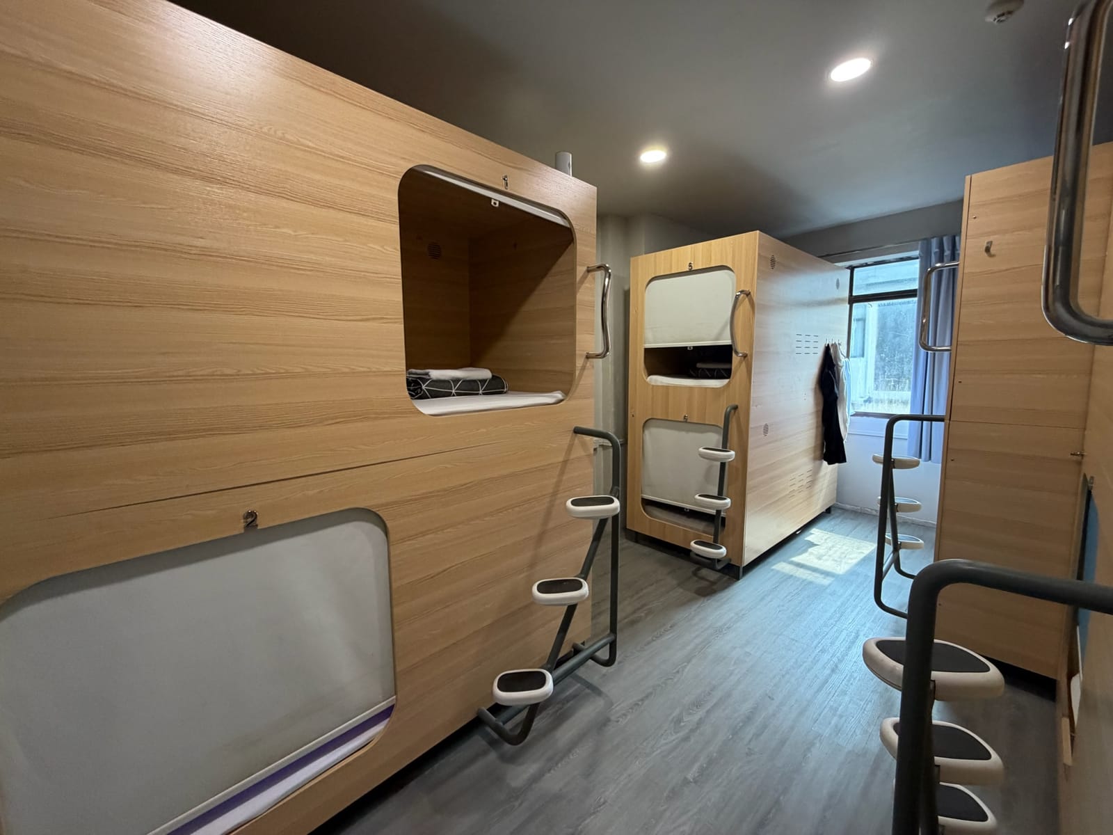 カプセルが並ぶ部屋