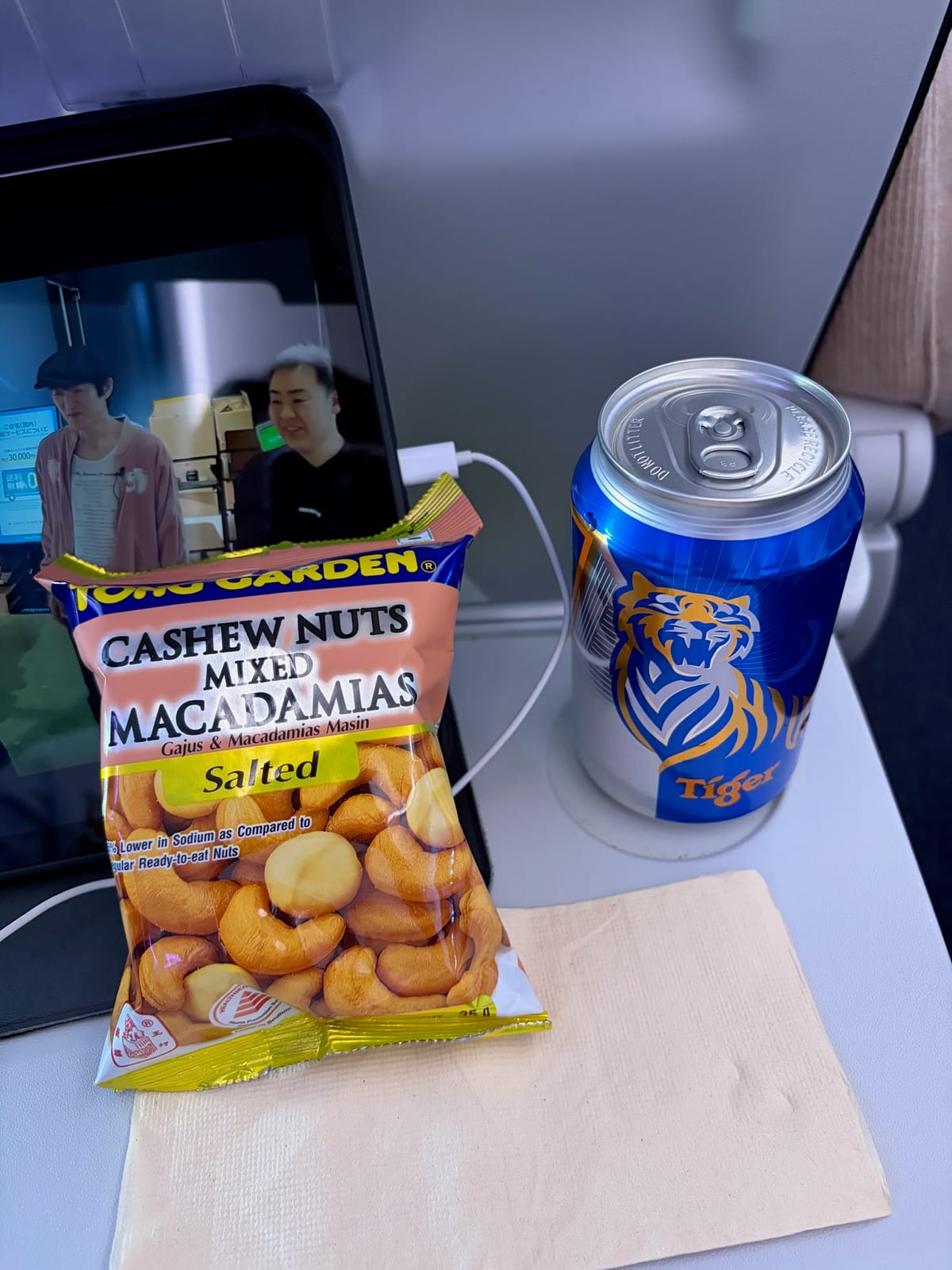 機内で買ったタイガービールとナッツ