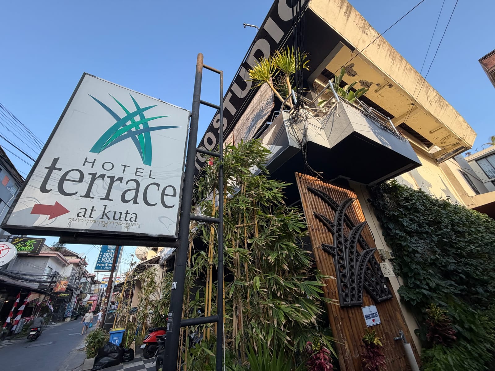 Hotel Terrace at Kutaの看板