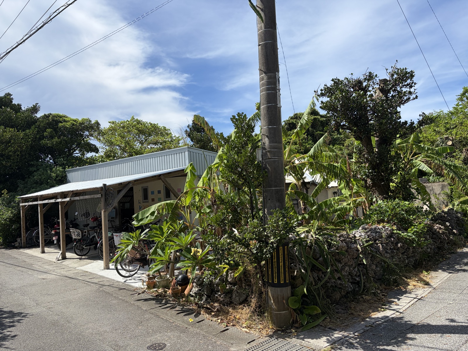 島のレンタサイクル店の雰囲気