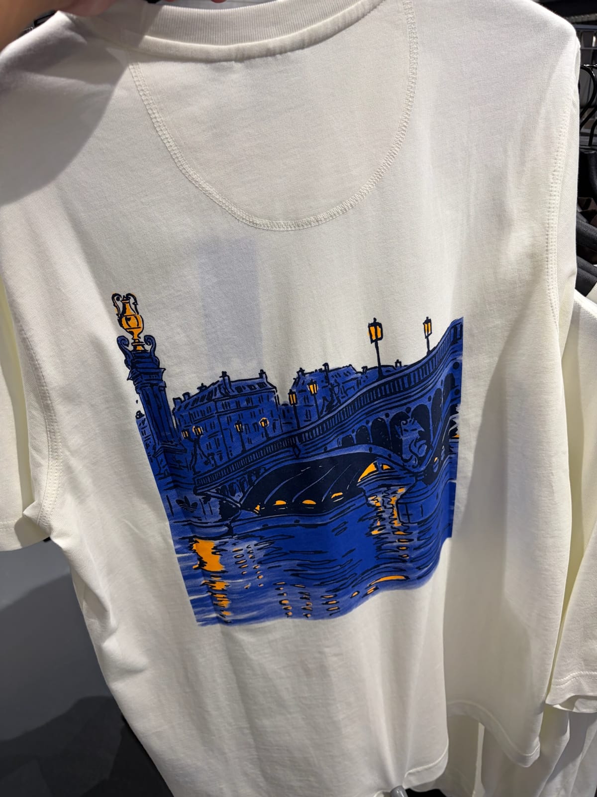 背中にシンガポールの風景がプリントされたTシャツ