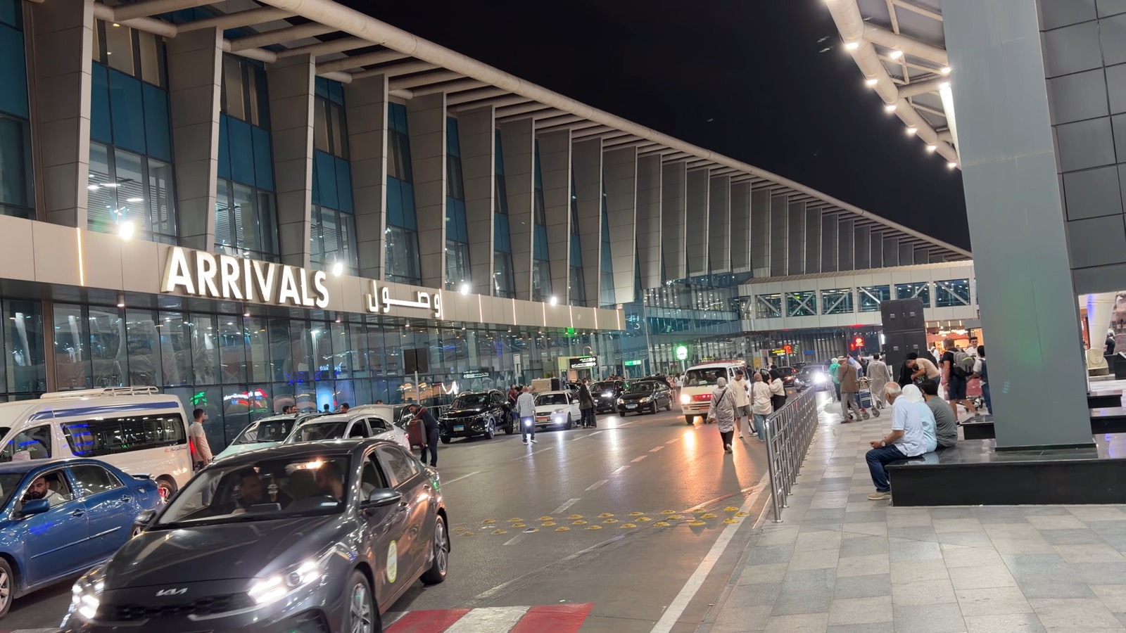 夜のカイロ空港