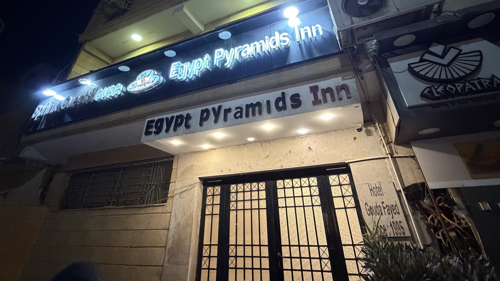 Egypt Pyramids Innの外観