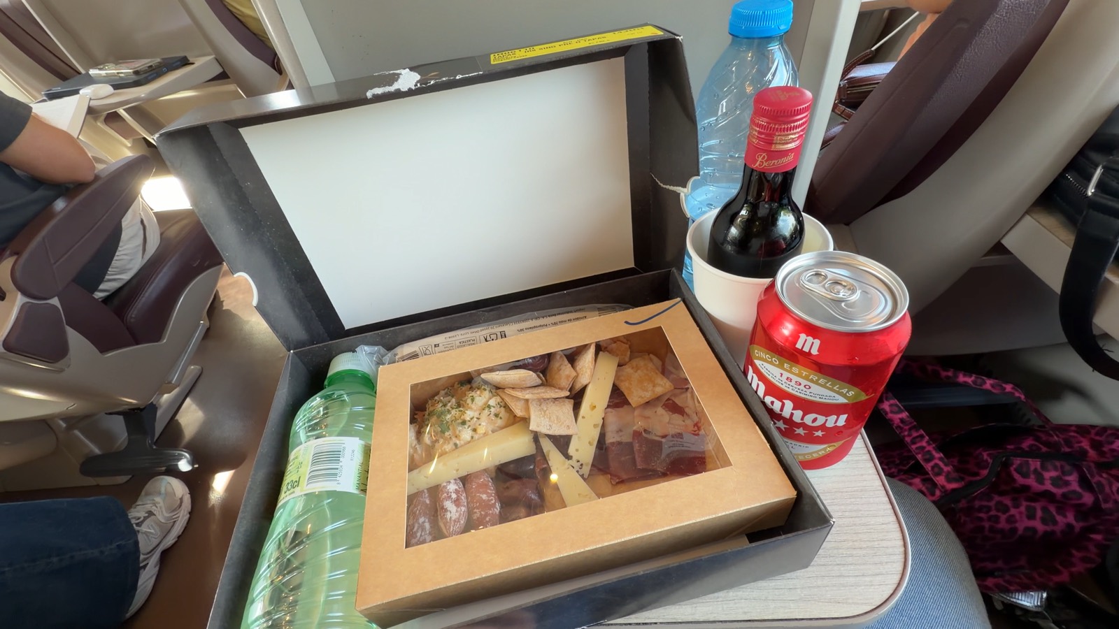 車内で楽しんだ軽食とドリンク